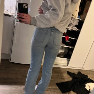 Jeans - Sitter väldigt bra men dom har blivit försmå för mig tyvärr så har ingen användning av dom längre   Köparen står för frakten 