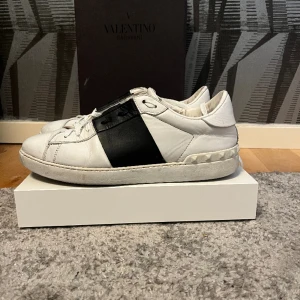 Valentino - Såljer tyvärr mina valentino skor, då skorna inte passar längre och inte används längre. De är ändå i ett hyfsat bra skick. Priset går även att diskuteras vid en snabb affär. 