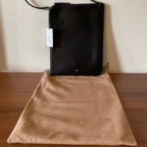 Toteme slim tote black - Totême slim tote bag i svart aldrig använd med tag. 