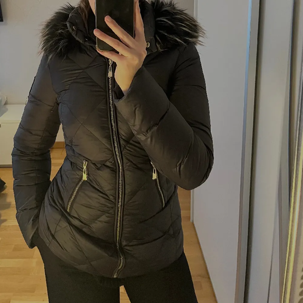 En varm och skön vinterjacka med fluffig päls längst huvan! Lite längre vilken framhäver figuren och håller inne värmen. Har använts fåtal gånger. Ingen retur. Alla plagg som säljs tvättas eller vädras noga innan leverans! Skriv gärna vid ev. frågor <3. Takit.