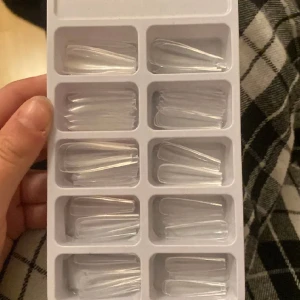 Naglar - Säljer dessa lösnaglar från shein då de inte kommer till använding. Har använt några men det finns fortfarande en del kvar. (De är genomginliga) och går att designa hur man vill.