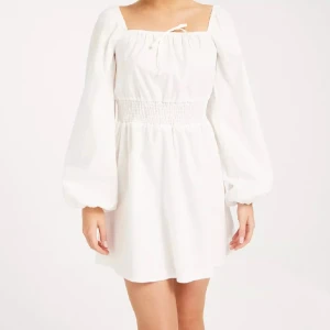 Studentklänning - Vit klänning till exempelvis utspring eller mottagning. Aldrig använd. Stor i stoleken så passar även 36