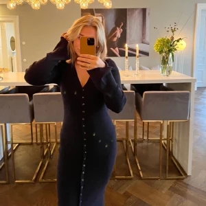 Svart långklänning - Svart långklänning från bikbok, storlek M men passar mig som är en XS/S! Använd fåtalet gånger därav fint skick😌Fler bilder går att lösa!