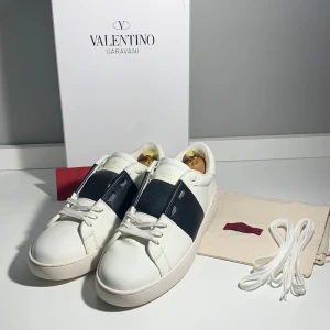 Valentino Garavani Open - TITTA HIT! Vi på Mr Shoe säljer ett par otroligt eftertraktade Valentinos i sprillans nytt skick|Nypris ca 7000| Med skorna medföljer dustbag, skokartong, snören etc| Köp dessa snabbt så hinner det bli den perfekta julklappen| Priset kan ALLTID diskuteras