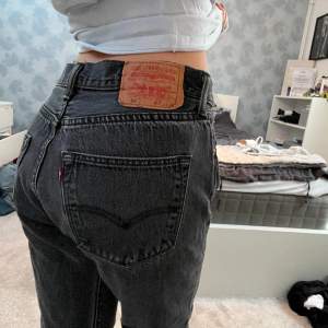 501 modell från Levis i en mörkgrå färg 🫶🏼🫶🏼skriv för fler bilder eller funderingar! 