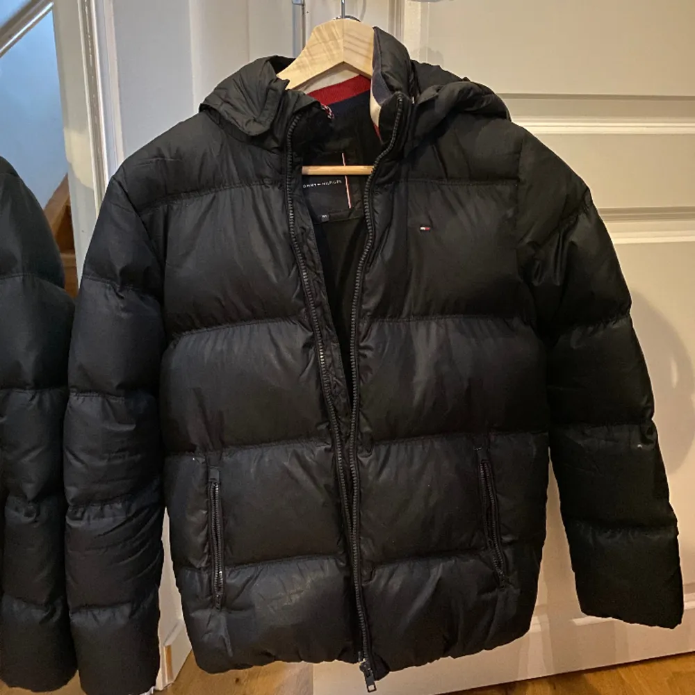 Hilfiger dunjacka i nyskick🌟 Säljer billigt pga rensning! DM för fler bilder 🫶🏻. Jackor.