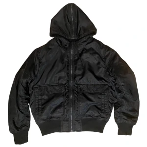 Jacka  - Så fet jacka men har för många så säljer. 