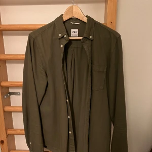 Grön overshirt - Grön overshirt från ZARA Nästintill oanvänd och i nyskick