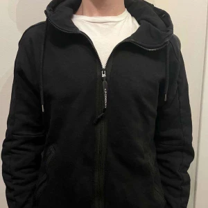 Cp company kofta  - Säljer en cp company kofta som knappt har blivit använd 