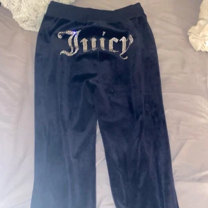 Juicy - Säljer dessa superfina juicy byxor! Använda ca 2 gånger. Har inte haft tid o använda dom då jag har många andra. Kan byta mot en annan färg☺️har kvar lappen