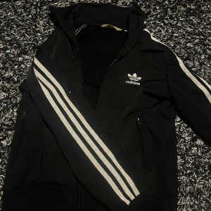Adidas kofta - En fin Adidaskofta M men passar även mig some s, xs.