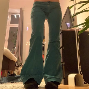 Blå/gröna Manchester byxor  - Super fina Manchester byxor som aldrig kommer till användning! Midjemått: 36cm (mätt rakt över), innerbenslängd: 79cm