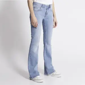 Säljer dessa jeans från lager 157 i storlek M, som jag har sytt ännu mer lågmidjat, så skulle säga att det är storlek S istället då den är tajtare nu, därav priset! Har inga bilder på då de inte passar mig. Hör av dig vid frågor. Använder endast köp nu. 