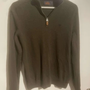 Morris zip hoddie - Tjenare! Säljer en riktig snygg  och stilig Morris half zip! Perfekt nu till vintern men också till våren! Det är strl M och den är i nyskick! Vid funderingar så är det bara att skriva! 