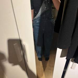 Jeans hängselbyxor i mycket bra skick, knappt använda, lite oversized