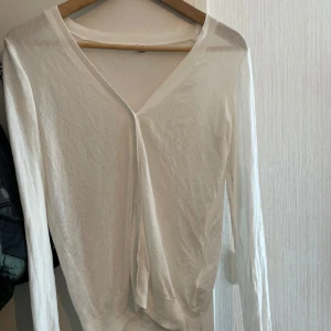 Sheer cardigan - Säljer denna jätte söta cardigan som inte kommer till användning. Den är genomskinlig och har inte används🤍