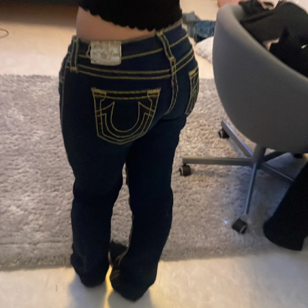 AS snygga trureligion low waist bootcut jeans som tyvärr är lite för stora på mej! Har därför satt ett skosnöre i midjan vilket inte kommer märkas om ja tar ut de (kommer göra de innan ja skickar iväg de)  Innebenslängd- 83cm Midjemått- 35cm. Jeans & Byxor.