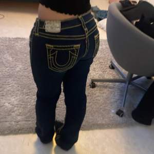 AS snygga trureligion low waist bootcut jeans som tyvärr är lite för stora på mej! Har därför satt ett skosnöre i midjan vilket inte kommer märkas om ja tar ut de (kommer göra de innan ja skickar iväg de)  Innebenslängd- 83cm Midjemått- 35cm