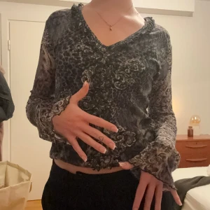 Blå blus - Såååå fin mörk blå blus köpt second hand men ursprungligen från flash 🩷 är typ i ett meshtyg men inte genomskinlig vid bysten och magen <3 så fina armar! 