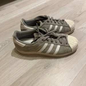 Adidas skor  - Storlek 38. Gåva av en vän och använda en del men inga defekter utan enbart smutsiga. Sanna i storlek