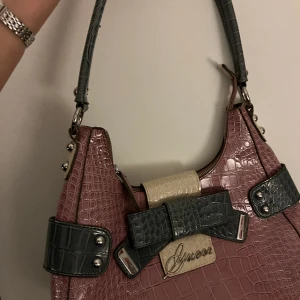 GUESS väska och plånbok  - jätte snygg matchande väska och plånbok från guess , helt nya och i perfekt skick, har flera bilder så skriv om ni är intresserade och vill ha (priest kan diskuteras)💗