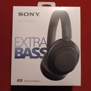 Sony WH-XB910N nya - Helt nya i oöppnad förpackning.. Säljes då jag fick dessa "på köpet" och redan har hörlurar som jag är nöjd med.. kostar som billigast 1600kr enligt prisjakt så jag tycker att 1200kr kan vara ett rimligt pris.. Kan mötas upp eller så kan de hämtas ute häs