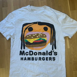 Travis Scott MCdonald - replika med några flaws  Använd några gånger bara, men bra material och väldig skön att ha på. Stor i storlek. förväntar mig inte mycket pengar så kom med förslag i DM 