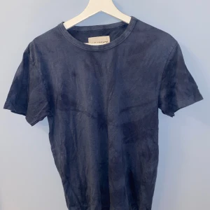 our legacy - t-shirt - t-shirt med batikmönster.  storlek 44 