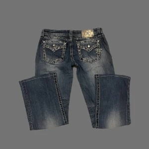 Lågmidjade bootcut miss me jeans - Så fina mid-rise (lågmidjade-ish) bootcut miss me jeans i storlek 31! 😍 midjemåttet: 44cm innerbenslängd: 70cm PS; KOLLA IGENOM MITT KONTO NI KOMMER HITTA MÅNGA Y2K OCH VINTAGE PLAGG 
