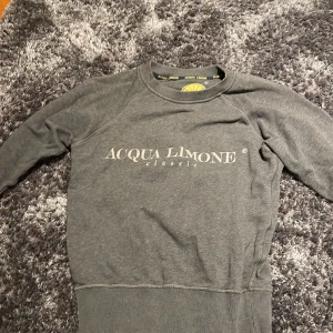 Acqua Limone sweatshirt - Säljer tröjan med tanke på att jag växt ut den, inga defekter kom gärna privat med frågor och funderingar. Nypris 1100 mitt pris 350