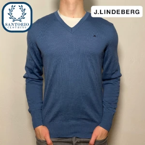 J.Lindberg 100% Merinoull Pullover  - Trendig J.Lindberg pullover perfekt till vintern i 9/10 skick (har en liten fläck på axeln, fråga bild)❄️Han på bilden är ca 175 (S/M) Skriv vid frågor eller funderingar🙌