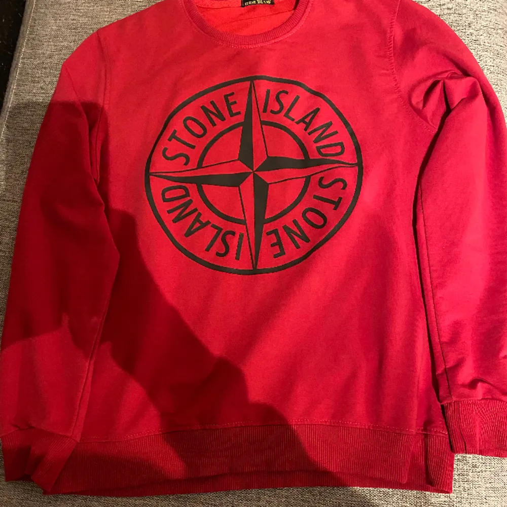 En skön stone island tröja som är i skick 8.5/10 säljer då den inte kommer till användning. Är i storlek L men är mer som en M. Skriv vid minsta fråga. Tröjor & Koftor.