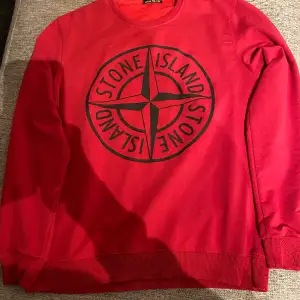 En skön stone island tröja som är i skick 8.5/10 säljer då den inte kommer till användning. Är i storlek L men är mer som en M. Skriv vid minsta fråga