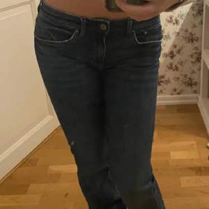 Fint skick, nersydda till lågmidjade från midwaist. Ingenting som syns! Dom sitter väldigt bra i rumpan. Sitter bra på mig som 166cm men också någon längre!