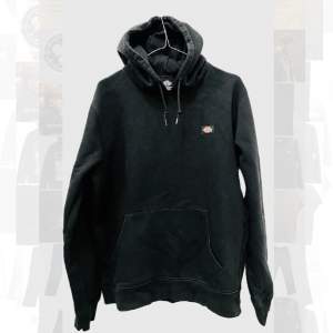 Svart hoodie från Dickies. Stl M.  Fint skick 