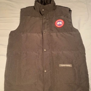 Canada Goose väst  - Hej säljer en canada goose väst storlek M Bra skick Kvitto finns 