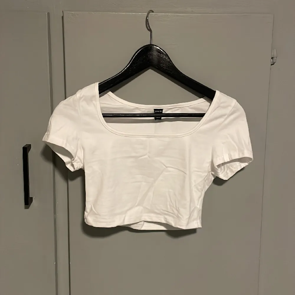 Oanvänd t-shirt från SHEIN, kort i modellen. Säljer då den ej kommer till användning.💗🤗. T-shirts.