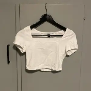 Oanvänd t-shirt från SHEIN, kort i modellen. Säljer då den ej kommer till användning.💗🤗