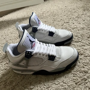 Jordan 4 - Säljer mina jordan 4 midnightblue nästan helt nya använda 1 gång. Storlek 41 men kanske passa storlek 42. 