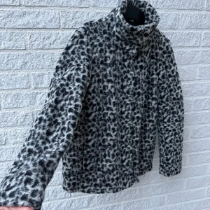 Jacka i ull - Svart/beige spräcklig jacka/kort kappa i ull, varm och skön med hög krage. Fint skick! Snarlik den från Isabel Marant.  Storlek XS men passar en S också. 150kr 