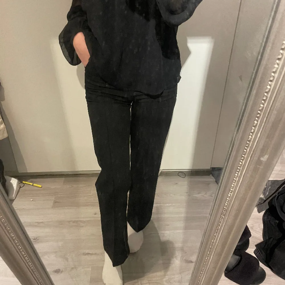 Madlady kostymbyxor i fint skick 💕 det är stråväck💕 säljer då jag vill ha en längre längd!💕. Jeans & Byxor.