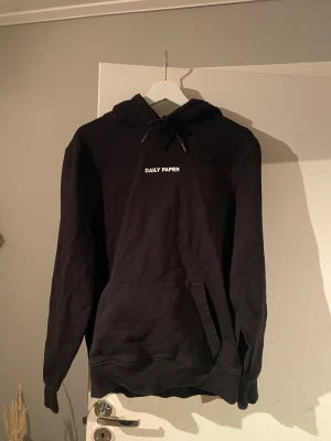Daily paper hoodie  - Snygg hoodie från daily paper, lite mindre än 2 år gamml och använd fåtal gånger⭐️💞