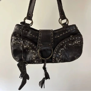 Väska - Jätte fin väska köpt här på plick för ett tag sen! Kommer tyvärr inte till användning längre därav säljer jag nu den vidare. Super bra skick!💕💕