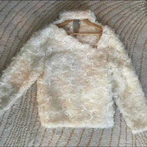 PULLOVER SWEATER IN MEDIUMWEIGHT WARM100% ITALIAN WOOL - BUTTON CLOSURE AT BACK. LENGTH AT CENTER BACK 25.5" ACROSS SHOULDER (STRAIGHT) 17.75' BUST 39" BOTTOM 20" SLEEVE LENGTH 22" SLEEVE OPENING 5.75' SHELL: 100% WOOL MADE ETHICALLY IN S. KOREA; DESIGNED AND DEVELOPED IN US