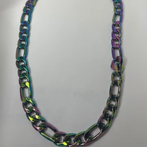 Multicolored kedja i rostfritt stål - Oanvänt skick 5/5 Nypris: 599kr Delvis justerbart (50cm)