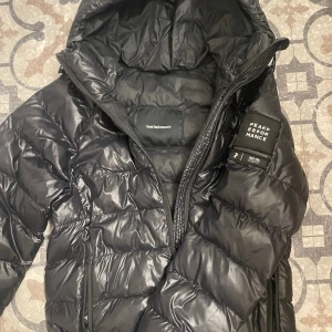 Peak performance jacka - Lägger ut igen pågrund av strul med den andra annonsen. 