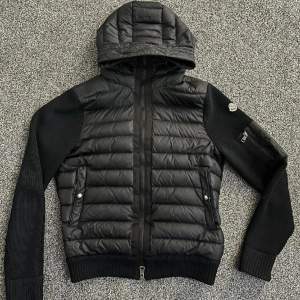 Moncler cardigan 2021 modell! storlek S passar true to size Skick 9/10, tveka inte höra av dig vid funderingar!