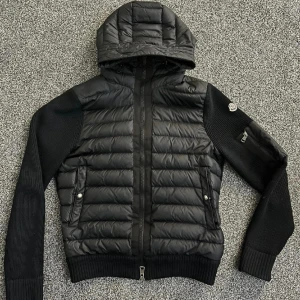 Moncler cardigan  - Moncler cardigan 2021 modell! storlek S passar true to size Skick 9/10, tveka inte höra av dig vid funderingar!