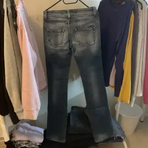 Dom är mörkblå men ser gråa ut Jeansen är från only☺️ Säljer dom då jag inte använder lågmidjat Köparen står för frakten