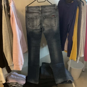 Lågmidjade jeans only - Dom är mörkblå men ser gråa ut Jeansen är från only☺️ Säljer dom då jag inte använder lågmidjat Köparen står för frakten